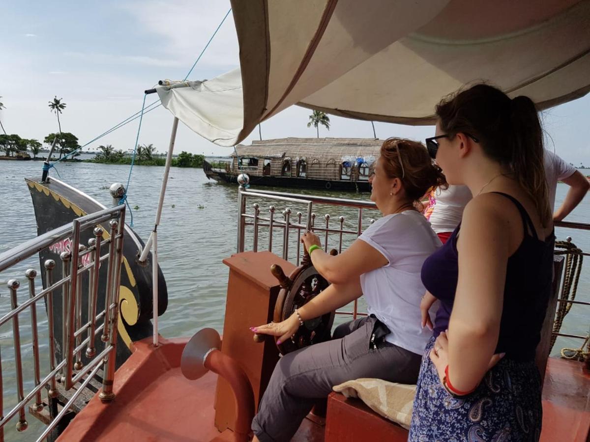 Vaishnav Tours Hotel Alappuzha Kültér fotó
