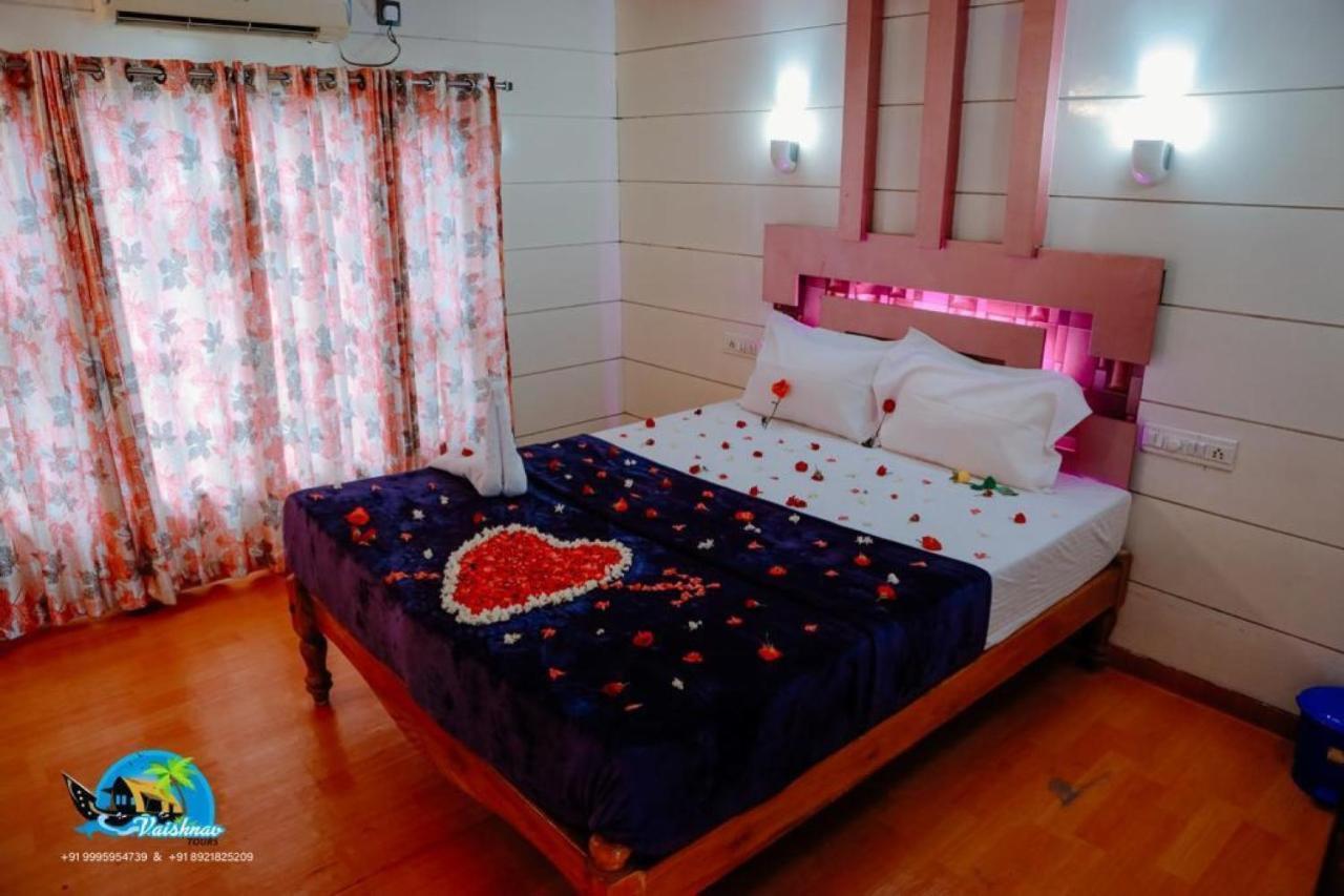 Vaishnav Tours Hotel Alappuzha Kültér fotó